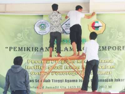 BEM 2011-2012 sedang mempersiapkan acara seminar