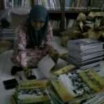 membantu administrasi buku paket di perpustakaan