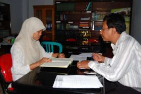 Dosen sedang mengetes calon mahasiswa baru