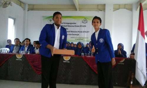 pemberi kenang2 an BEM 2015-2015 ke BEM berikutnya