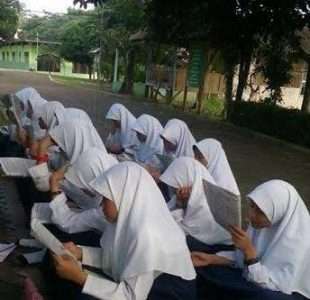 santri putri darunnajah 1 sedang belajar