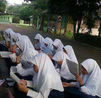 Paksaan dalam Belajar 1 santri putri darunnajah 1 sedang belajar