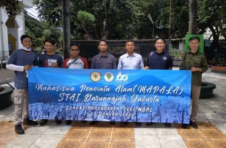 Mahasiswa Pecinta Alam STAI Darunnajah Jakarta Daki Gunung Papandayan