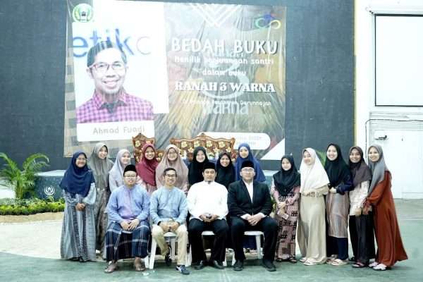 Ahmad Fuadi Datang Untuk Mahasiswa Darunnajah Ahmad Fuadi Datang Untuk Mahasiswa Darunnajah