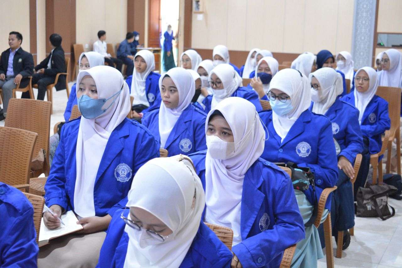 Pembekalan Intensif Calon Wisudawan/ti Angkatan ke-23 2 Pembekalan Intensif Calon Wisudawan/ti Angkatan ke-23