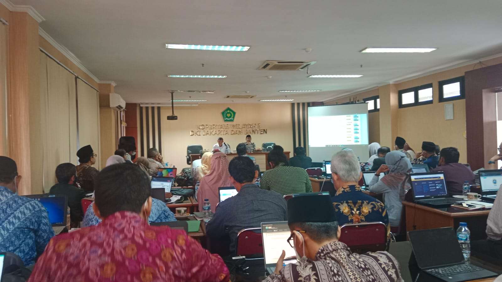DEKAN FAKULTAS AGAMA ISLAM UNIVERSITAS DARUNNAJAH HADIRI RAPAT KOORDINASI PIMPINAN KOPERTAIS 1 1 DEKAN FAKULTAS AGAMA ISLAM UNIVERSITAS DARUNNAJAH HADIRI RAPAT KOORDINASI PIMPINAN KOPERTAIS 1