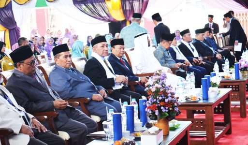 Ketua Perhimpunan Pengasuh Pesantren (P2i) KH. Tata Taufiq, memberikan gelar Kiai kepada Jusuf Kalla