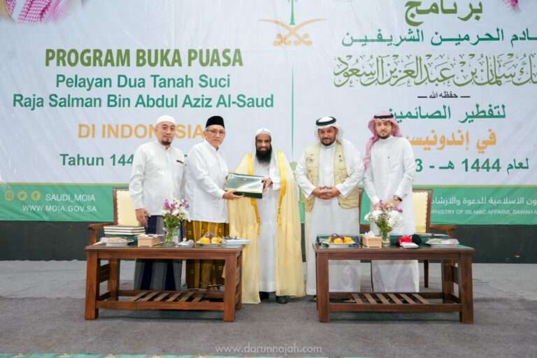 Atase Agama Saudi Hadiri Program Buka Puasa Raja Salman di Darunnajah 1 Atase Agama Saudi Hadiri Program Buka Puasa Raja Salman di Darunnajah