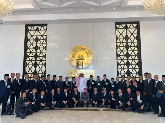 كلمة نائب رئيس جامعة دار النجاح محمد عرفان الدين كورنياوان في الحفل الختامي للدورة الخامسة بجامعة الإسلامية بالمدينة المنورة كلمة نائب رئيس جامعة دار النجاح محمد عرفان الدين كورنياوان في الحفل الختامي للدورة الخامسة بجامعة الإسلامية بالمدينة المنورة