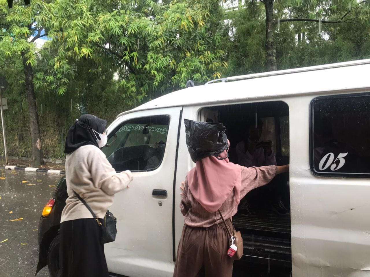 Menerjang Hujan, Jalankan Rutinitas - Dewan Mahasiswa 1 Menerjang Hujan, Jalankan Rutinitas - Dewan Mahasiswa