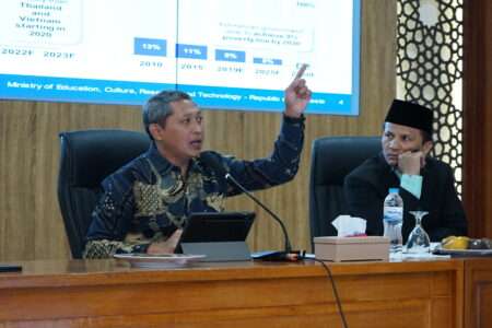 Menjadi Universitas Kelas Dunia - Dr. Lukman, S.T., M.Hum. 2 Menjadi Universitas Kelas Dunia - Dr. Lukman, S.T., M.Hum.