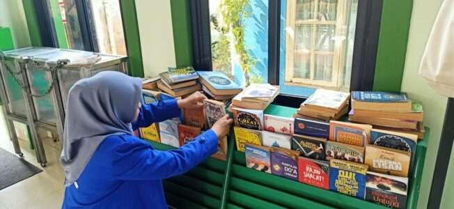 Mahasiswa Universitas Darunnajah (UDN) Berbakti