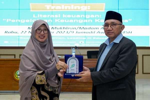 Seminar Literasi Keuangan “Pengelolaan Keuangan Keluarga” Seminar Literasi Keuangan “Pengelolaan Keuangan Keluarga”
