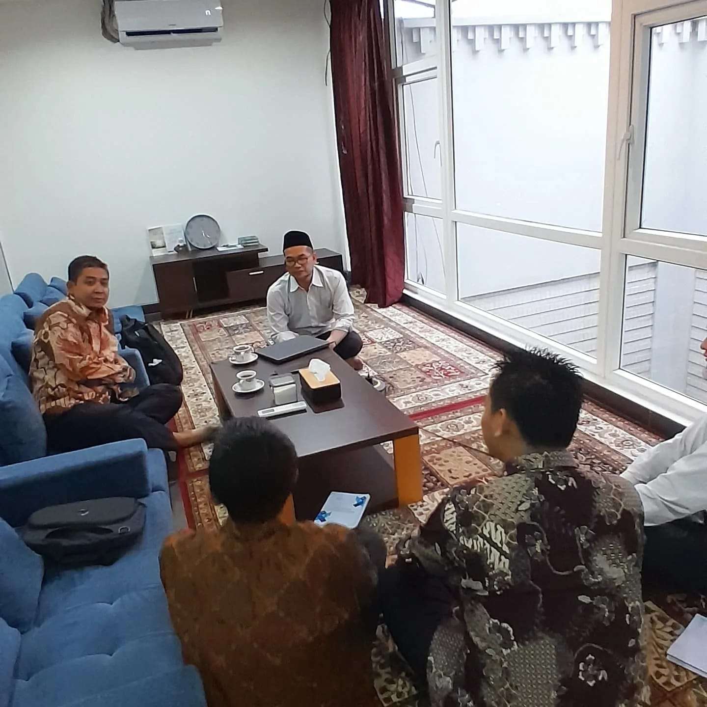 Meningkatkan Kualitas Pendidikan Melalui Program Beasiswa 2 Meningkatkan Kualitas Pendidikan Melalui Program Beasiswa