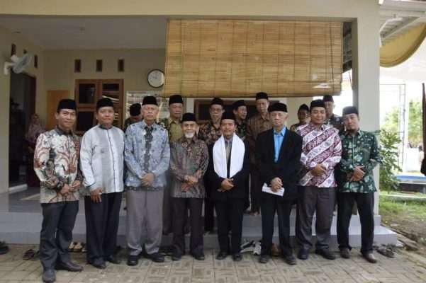 Bangun Sinergi Bersama Forum Pondok Alumni Gontor dalam Acara Sewindu Pondok Al-munawwarah, Lamongan. Pimpinan Gontor bersama Pimpinan Pondok Alumni Gontor
