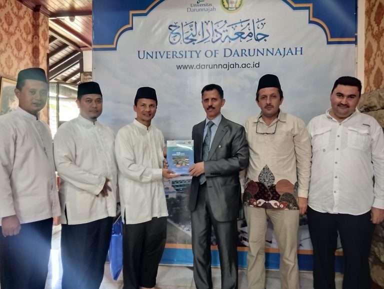 Foto bersama Rektor UDN bersama Yayasan Nur Semesta