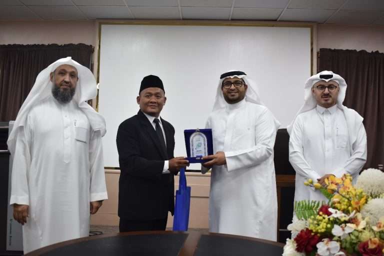 Kerjasama Universitas Darunnajah & Universitas Umm Al-Qura dalam peningkatan kompetensi pengajaran Bahasa Arab di Indonesia 8 Kerjasama Universitas Darunnajah & Universitas Umm Al-Qura dalam peningkatan kompetensi pengajaran Bahasa Arab di Indonesia