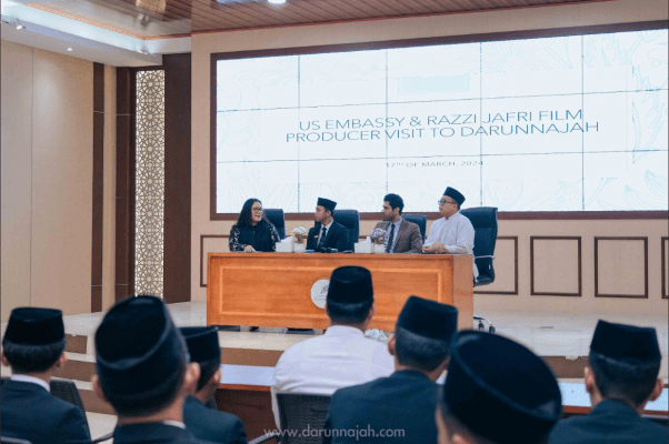 Universitas Darunnajah Menyambut Kunjungan Razi Jafri dalam Program “American Film Showcase” Universitas Darunnajah Menyambut Kunjungan Razi Jafri dalam Program “American Film Showcase”