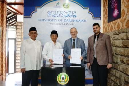 Penandatanganan Implementation Arrangement (IA) antara Universitas Darunnajah dan Istanbul Sabahattin Zaim University.
