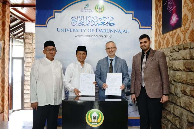 Penandatanganan Implementation Arrangement (IA) antara Universitas Darunnajah dan Istanbul Sabahattin Zaim University.