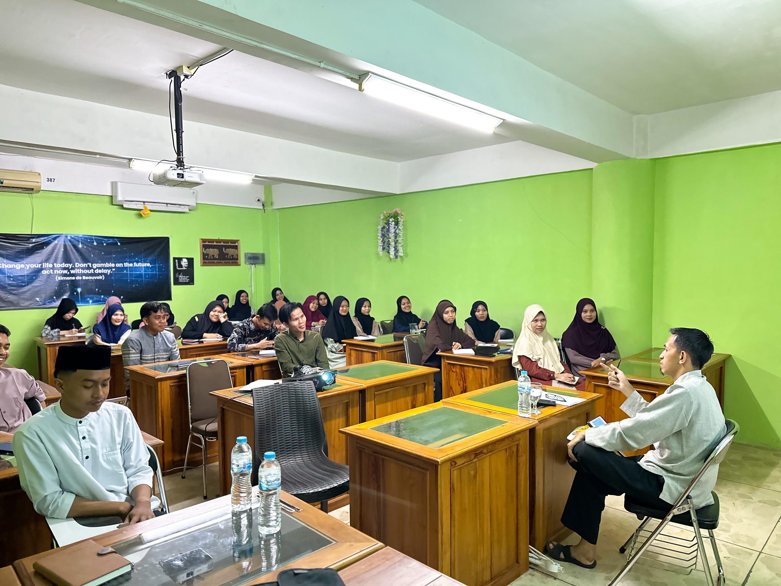 Kajian Karakteristik Mahasiswa Pesantren di Kota Metropolitan Bersama Wakil Rektor Universitas Darunnajah 1 Kajian Karakteristik Mahasiswa Pesantren di Kota Metropolitan Bersama Wakil Rektor Universitas Darunnajah