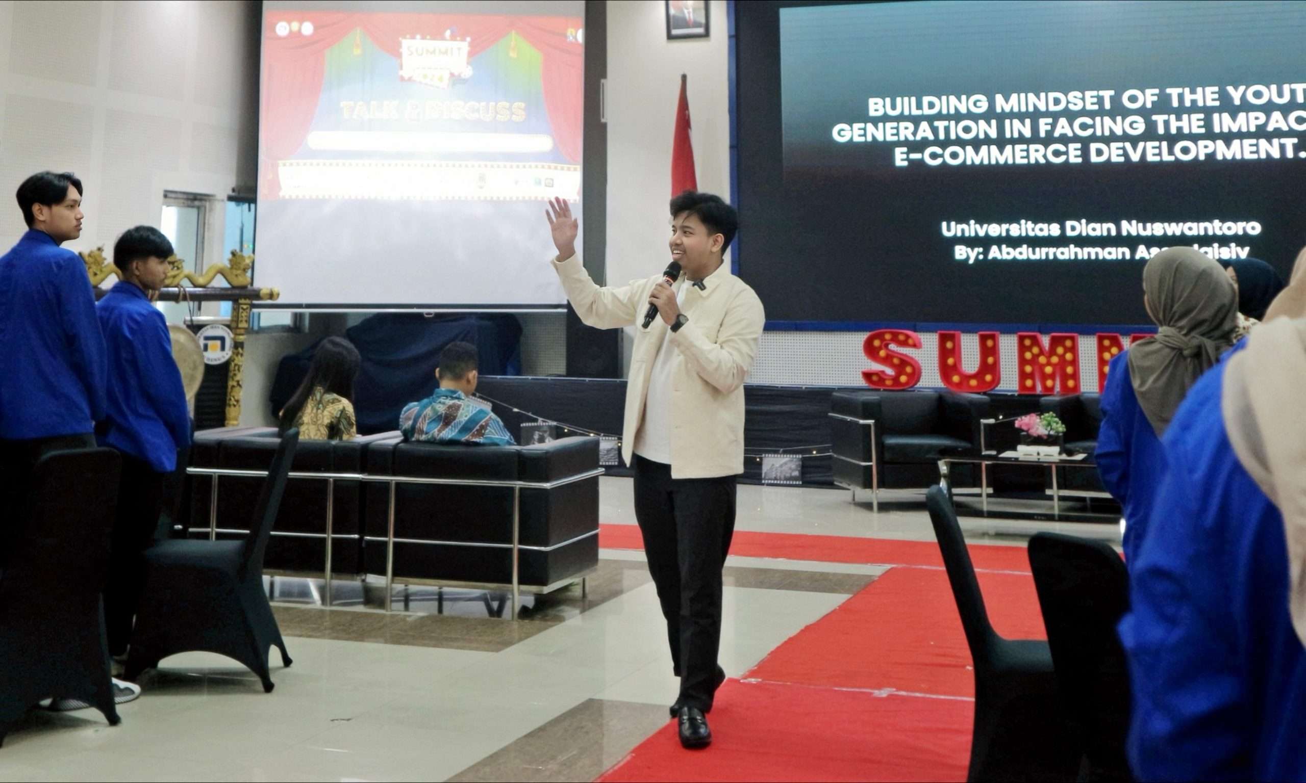 Mahasiswa Universitas Darunnajah Berbicara Tentang Dampak E-Commerce di SUMMIT 2024 1 Mahasiswa Universitas Darunnajah Berbicara Tentang Dampak E-Commerce di SUMMIT 2024