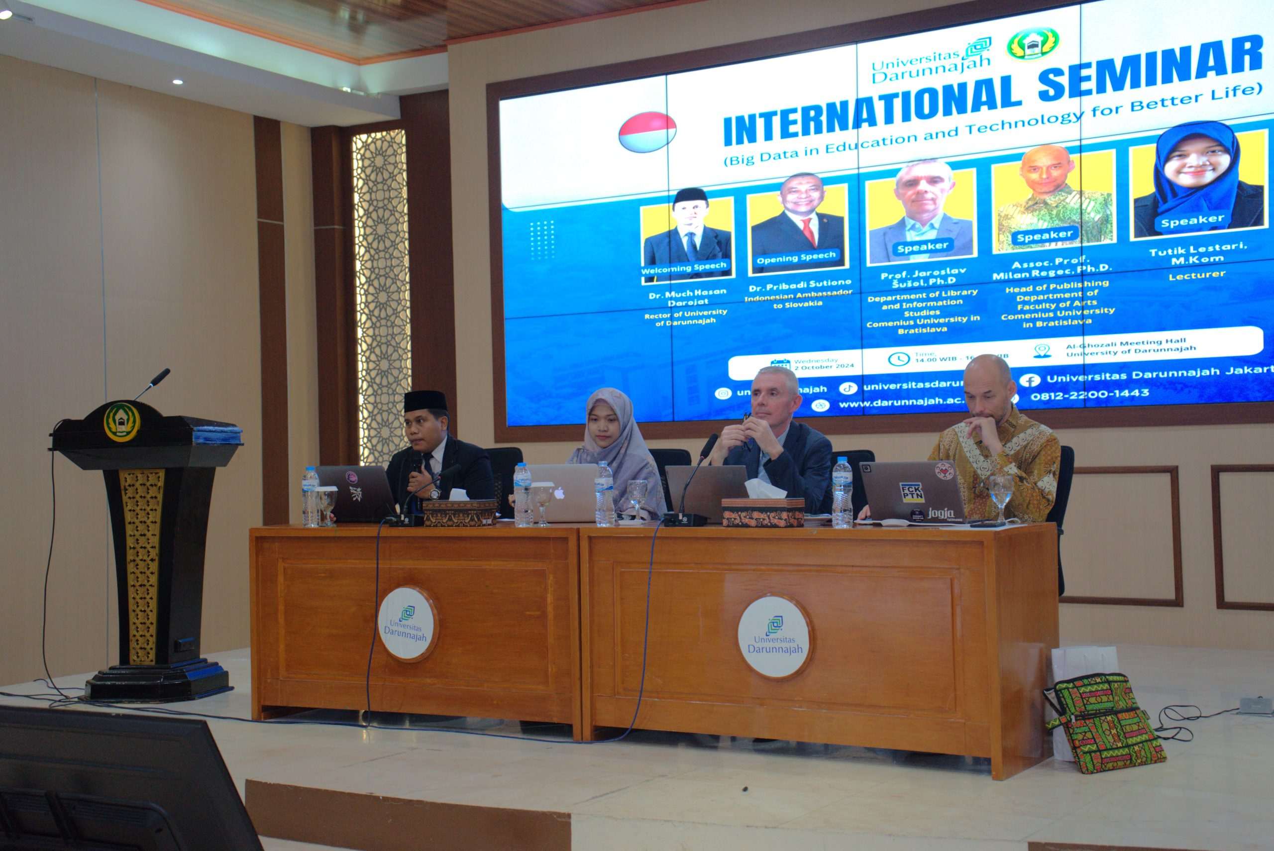 Seminar Internasional: Big Data dan Teknologi untuk Masa Depan Pendidikan Lebih Baik 1 Seminar Internasional: Big Data dan Teknologi untuk Masa Depan Pendidikan Lebih Baik