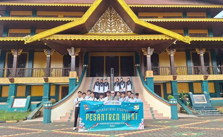 Mengenal Indonesia Lebih Dekat, Peserta Pesantren Kilat Internasional Melakukan City Tour Jakarta