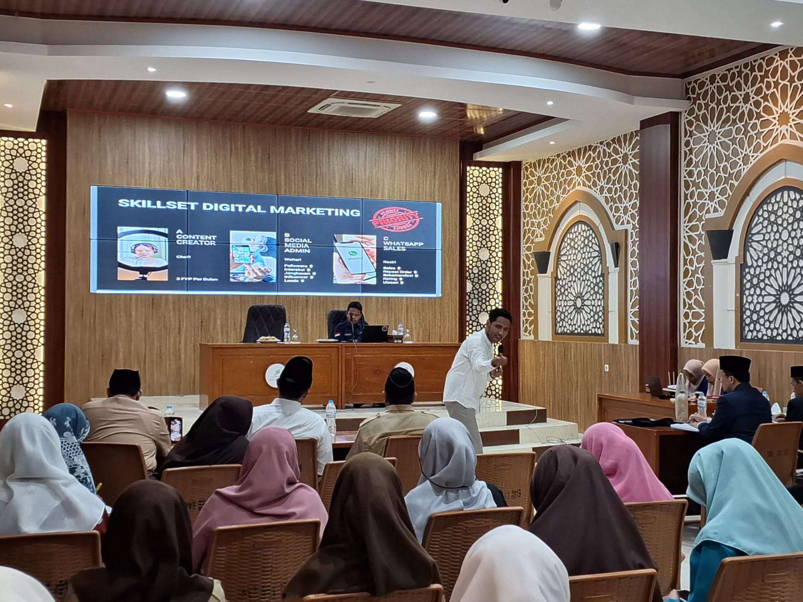 Meningkatkan Pemahaman Digital Marketing: Universitas Darunnajah Hadirkan Faizal Alfa sebagai Narasumber 1 Meningkatkan Pemahaman Digital Marketing: Universitas Darunnajah Hadirkan Faizal Alfa sebagai Narasumber
