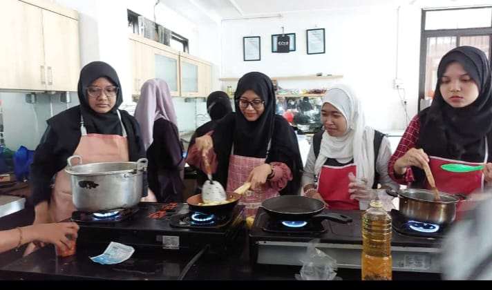 Kurikulum berbasis keterampilan: Mahasiswa Semester 3 Prodi PIAUD Praktik Memasak dalam Mata Kuliah Kesehatan dan Gizi AUD 2 Kurikulum berbasis keterampilan: Mahasiswa Semester 3 Prodi PIAUD Praktik Memasak dalam Mata Kuliah Kesehatan dan Gizi AUD