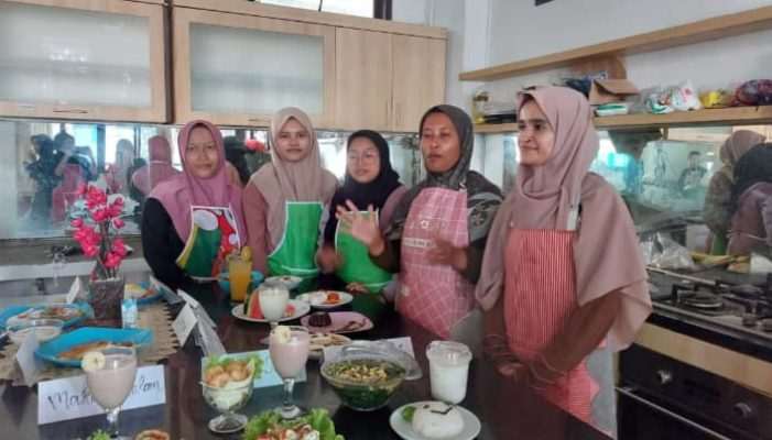 Kurikulum berbasis keterampilan: Mahasiswa Semester 3 Prodi PIAUD Praktik Memasak dalam Mata Kuliah Kesehatan dan Gizi AUD Kurikulum berbasis keterampilan: Mahasiswa Semester 3 Prodi PIAUD Praktik Memasak dalam Mata Kuliah Kesehatan dan Gizi AUD