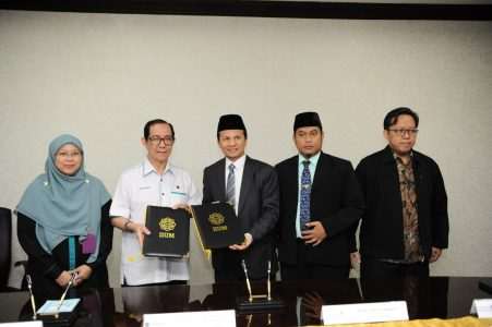 Penandatangan MoU Universitas Darunnajah dengan International Islamic University Malaysia