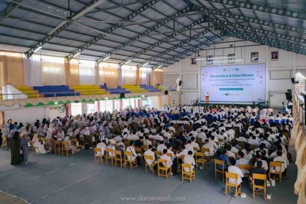 Silaturahmi Lintas Generasi di Halal Bihalal Akbar Darunnajah