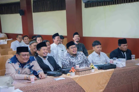 Sarasehan Pimpinan Lembaga Wujudkan Smart Pesantren Smart Alumni yang Adaptif dan Berdaya Saing 1 Sarasehan Pimpinan Lembaga Wujudkan Smart Pesantren Smart Alumni yang Adaptif dan Berdaya Saing