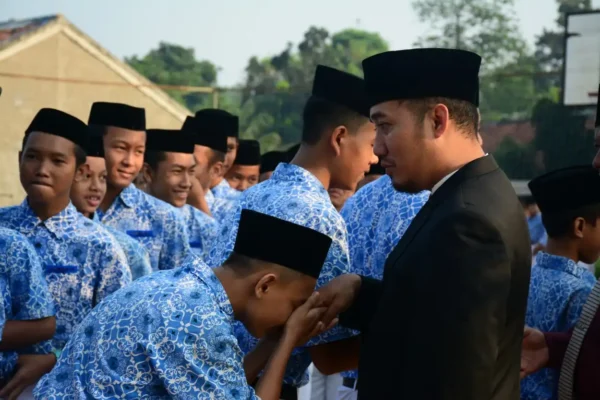 Pesantren Bukan Feodal, Tapi Beradab