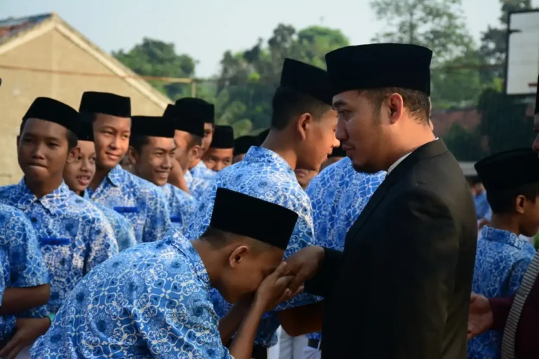 Pesantren Bukan Feodal, Tapi Beradab