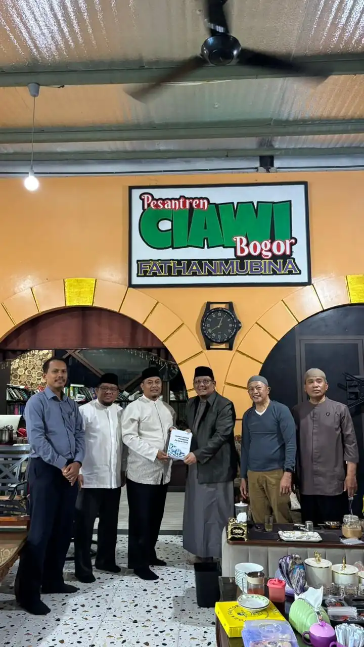 Sosialisasi Universitas Darunnajah kepada Santri Akhir dan Diskusi Tindak Lanjut Sarasehan Alumni di Pesantren Fathamubina Ciawi Bogor 9 Sosialisasi Universitas Darunnajah kepada Santri Akhir dan Diskusi Tindak Lanjut Sarasehan Alumni di Pesantren Fathamubina Ciawi Bogor