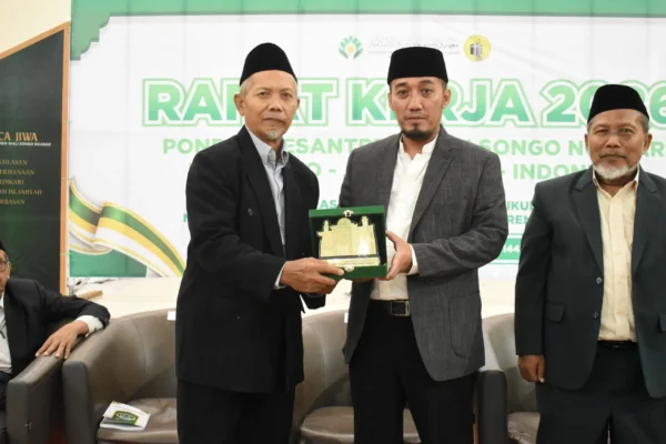 K.H. Hadiyanto Arief: Pesantren Bukan Masa Lalu, tetapi Masa Depan Pendidikan K.H. Hadiyanto Arief: Pesantren Bukan Masa Lalu, tetapi Masa Depan Pendidikan
