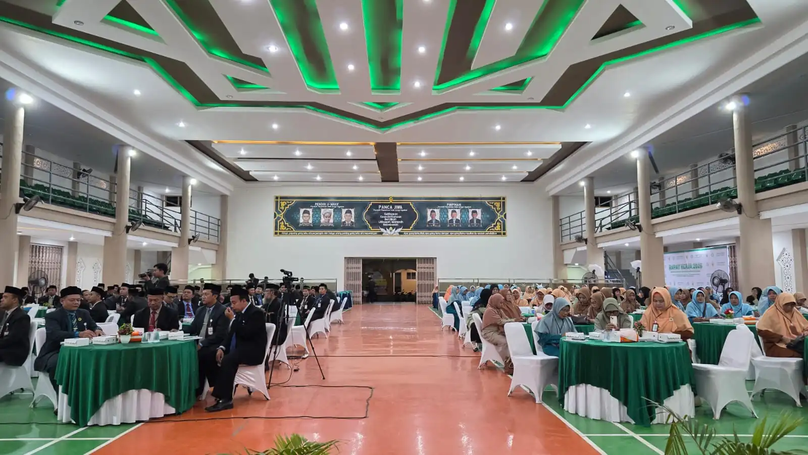 Mengelola Pesantren di Era Disrupsi: Menjaga Amanah, Membangun Masa Depan