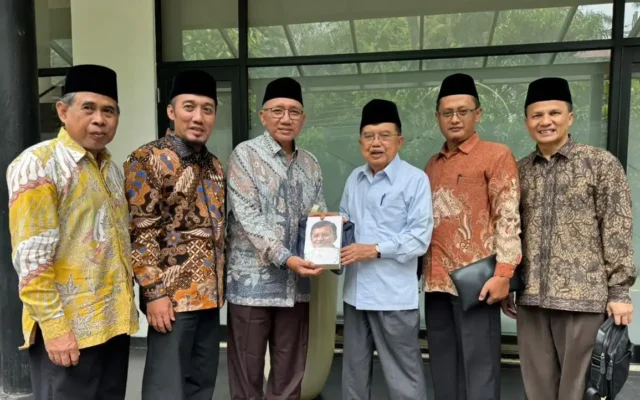 Jajaran Pimpinan Universitas Darunnajah Audiensi dan Silaturahmi dengan Drs. H. Muhammad Jusuf Kalla Jajaran Pimpinan Universitas Darunnajah Audiensi dan Silaturahmi dengan Drs. H. Muhammad Jusuf Kalla